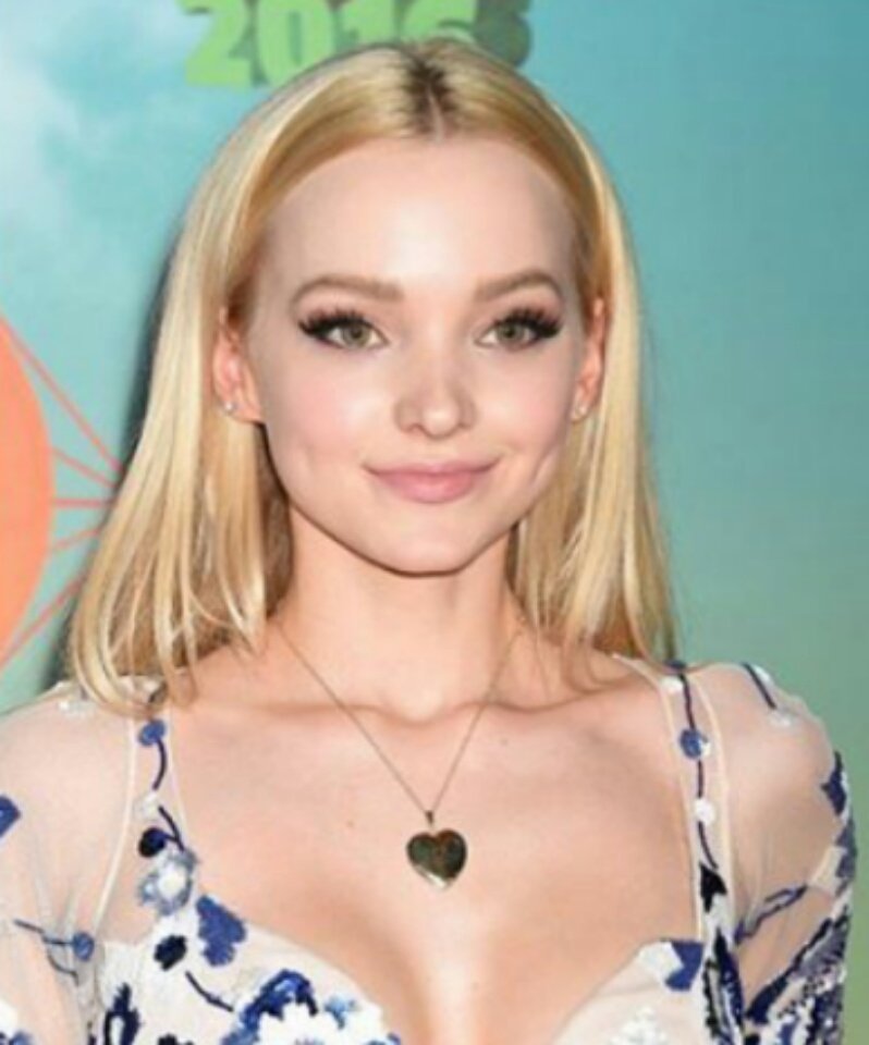 Dove_Updates's tweet photo. [UPDATES] New pics of @DoveCameron at the #KCA2016 https://t.co/xZe0Guqj9q