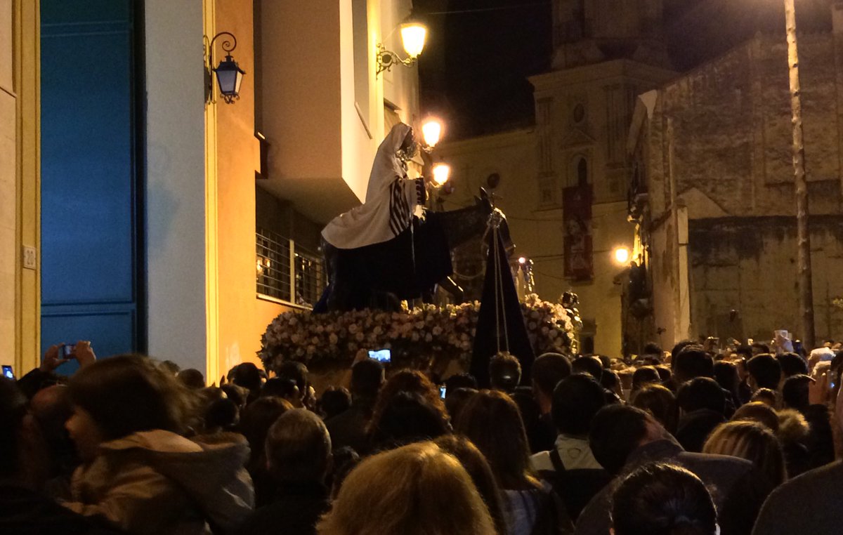 cofradesmalaga's tweet photo. Suena 'Pescador de Hombres' en el encierro del traslado de @pollinicamalaga #CofradiasMLG https://t.co/CjGRxeUlLi