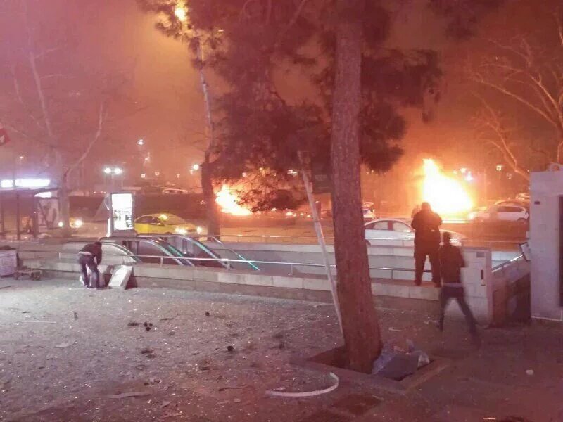 OzgurrGundem's tweet photo. SON DAKİKA:
Ankara Kızılay Güvenpark'ta patlama meydana geldi. https://t.co/6zZ8qs83FV