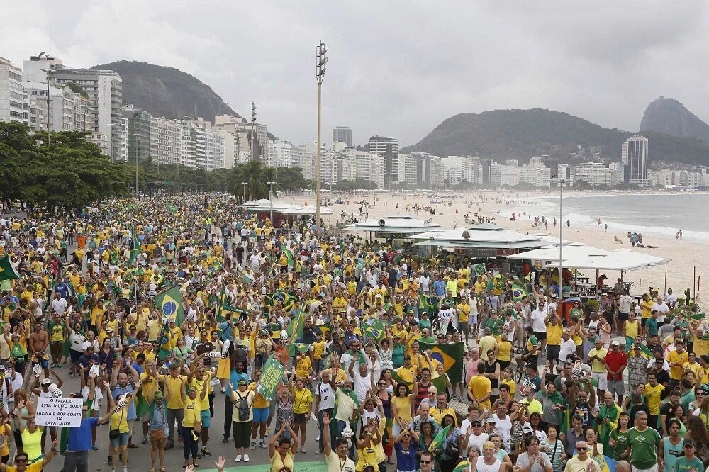 calliopx's tweet photo. o brasil inteiro ta protestando shonda volta com calzona https://t.co/p3imCDXdrN