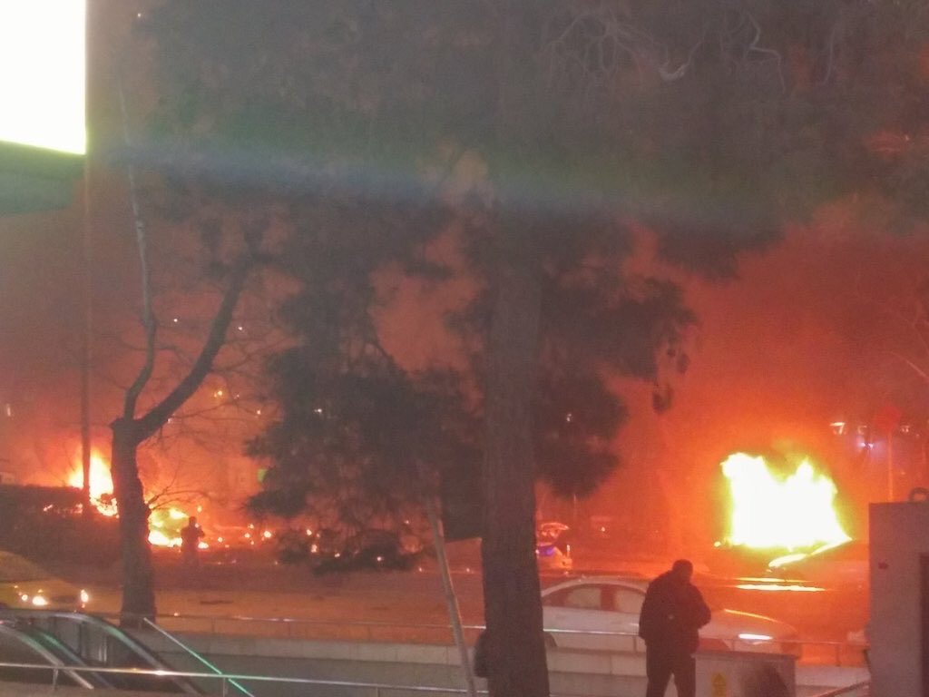 MemetcanBiber's tweet photo. #Ankara Güvenpark da PATLAMA! Başkentini-İnsanını-Ülkesini KORUYAMAYAN AKP ve SULTANLIK isteyen! ÜLKE YANIYOR!!! https://t.co/GV9WVo4ldG
