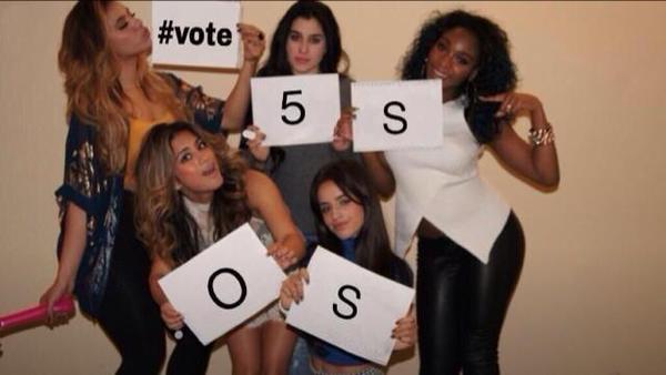 5SecsOfCookies's tweet photo. even 5H wants you to vote for 5sos 
 #5SOSFam #BestFanArmy #iHeartAwards https://t.co/qgaMiWMZ4A