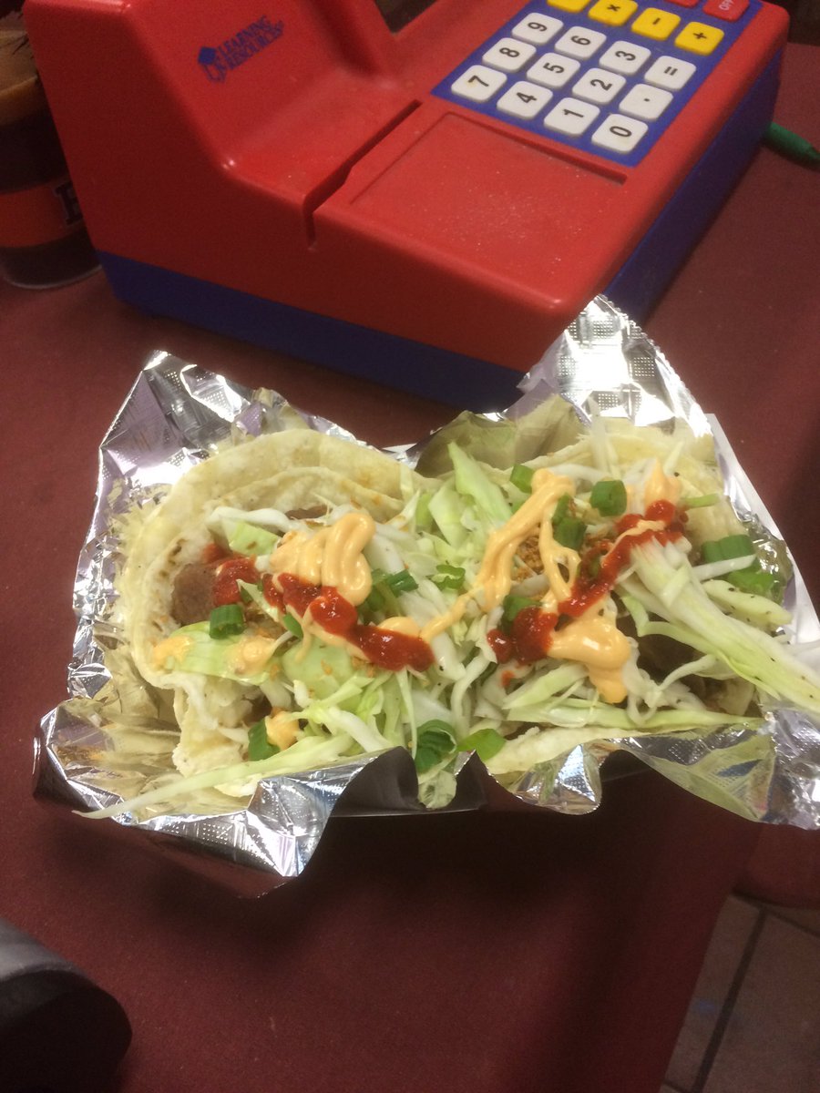 Lunching #tacos  <a href="/LSFarmersMarket/">Logan Square Market</a>. We're here til 3p with <a href="/chefsubido/">Kristine Subido</a> <a href="/MintCreek_IL/">Mint Creek Farm</a> <a href="/botbakery/">Betty Alper</a> #farmersmarket #yum