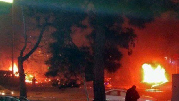 Ankara’daki patlamada olay yerinden ilk görüntüler 
Video: sondakikaturk.com/ankarada-buyuk…