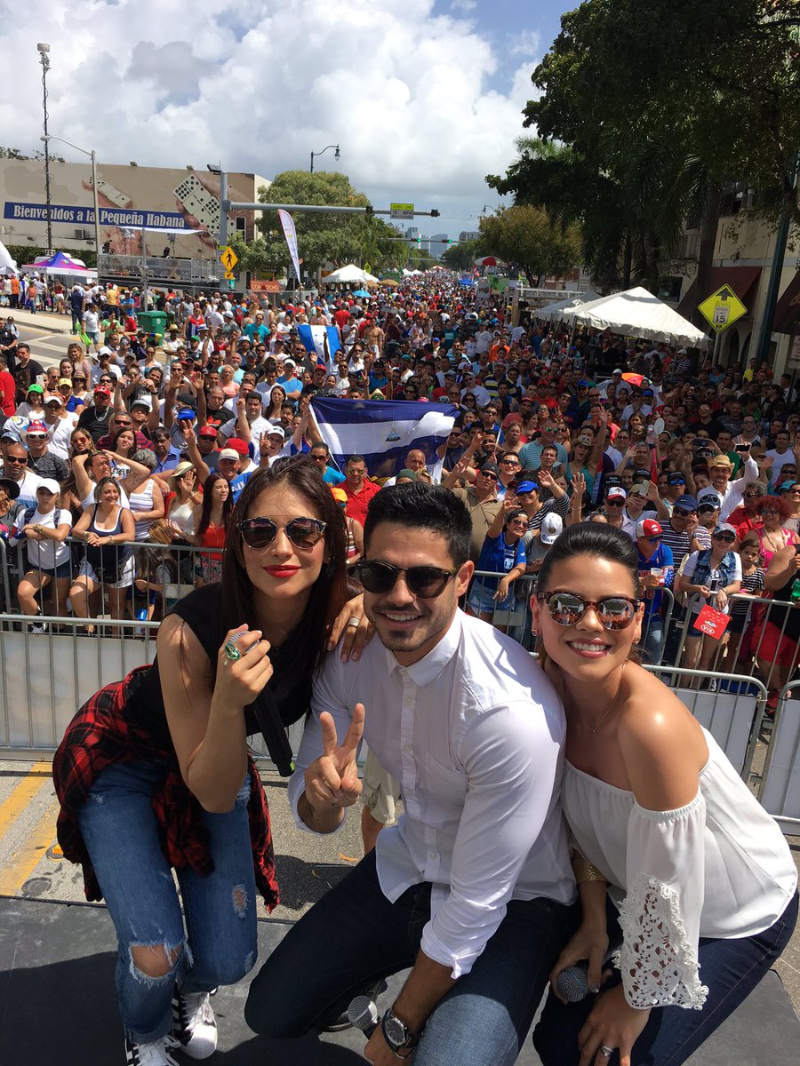 RobertoHtv's tweet photo. Sabrosura en la calle 8 @salypimienta @jessicacedielnet @karinabandatv #call8 #festivalcalle8 #festivalcalleocho https://t.co/aqe2TLWK0u