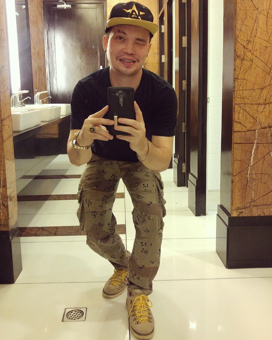 jamwil28's tweet photo. My OOTN on this Sunday evening.👟⌚🌃🎩👕
#OOTN https://t.co/BwsJ398N9Y