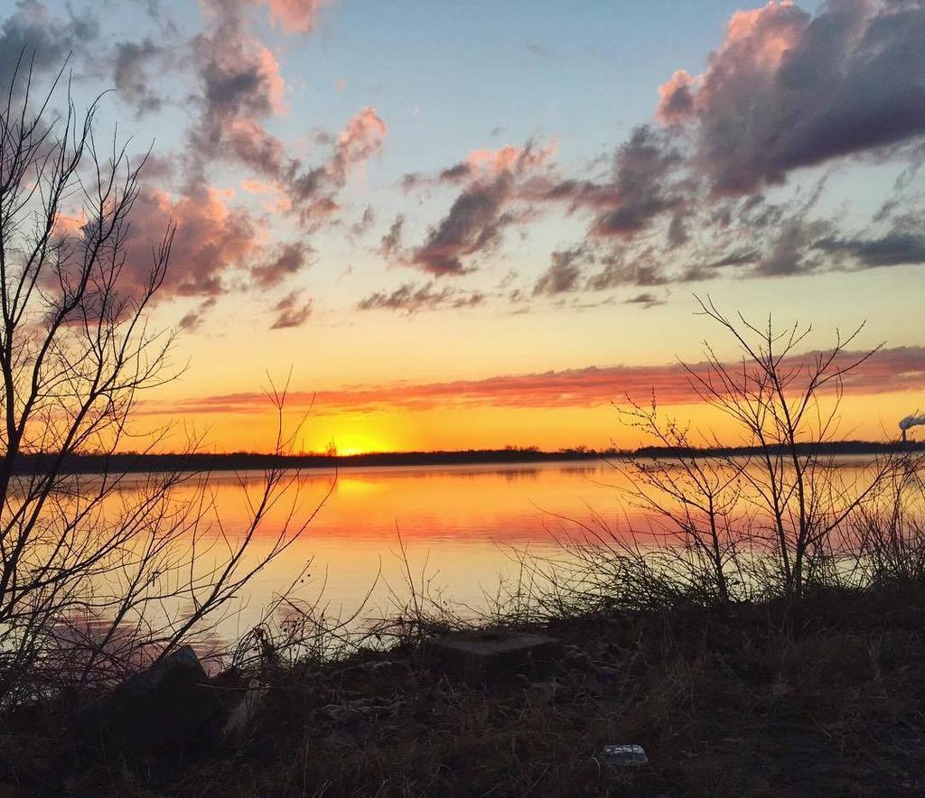 VisitAlton's tweet photo. There are many places to stop along the riverfront in the Alton region to take beautiful #sunset photos. #ExploreGr… https://t.co/r89fFTUeMR