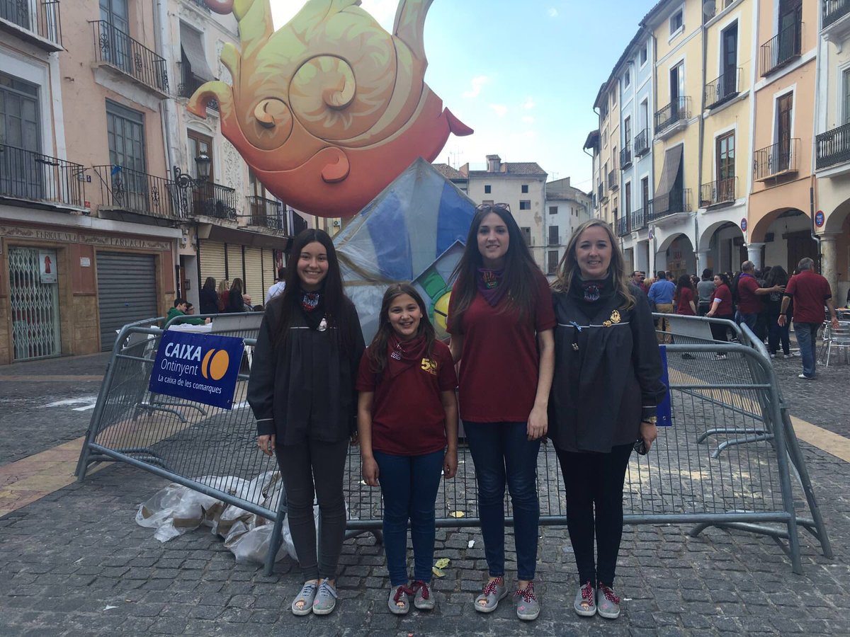 JLFXATIVA's tweet photo. Les Falleres Majors de Xàtiva han gaudit del dinar amb la comissió @acfallamercat, que celebra el seu 50 aniversari. https://t.co/eRiGyO1Jmg