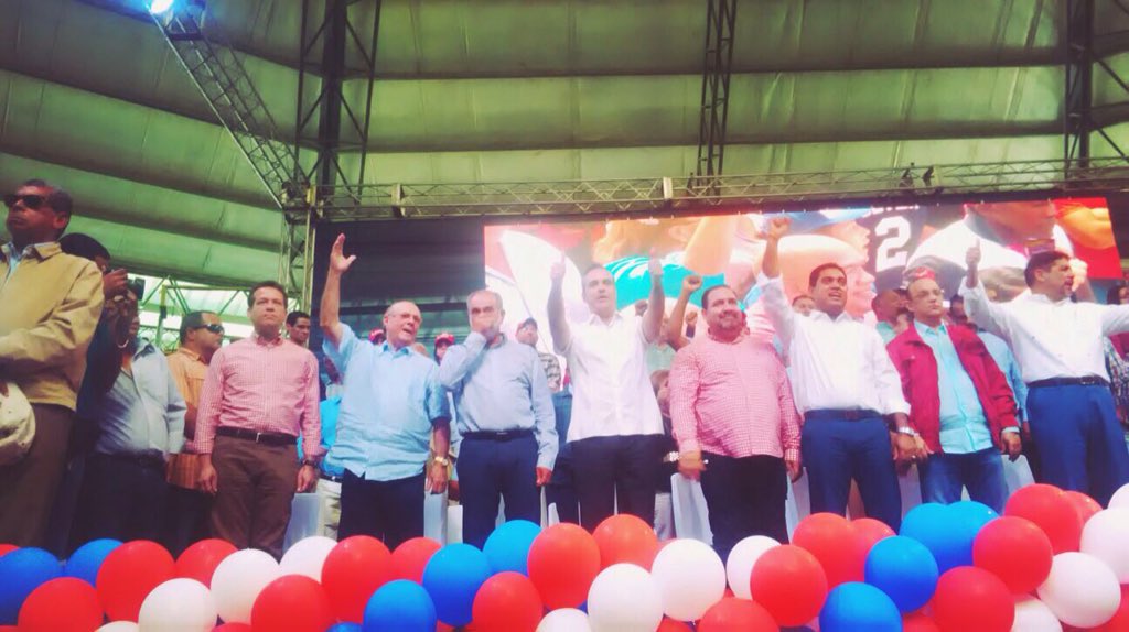 Telenoticiasrd's tweet photo. El candidato presidencial, Luis Abinader juramentó a Ramón Rogelio Genao como candidato a senador por La Vega. https://t.co/t6dL4OXsQs