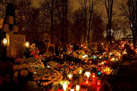 memorial_lights's tweet photo. Hier een aantal impressie foto,s van hoe mooi een verlicht kerkhof er uit kan zien tijdens de allerzielen-viering. https://t.co/dKBAtDVYf2