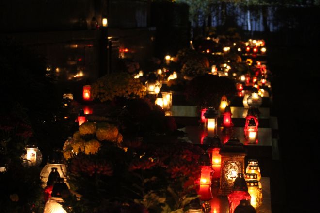 memorial_lights's tweet photo. Hier een aantal impressie foto,s van hoe mooi een verlicht kerkhof er uit kan zien tijdens de allerzielen-viering. https://t.co/dKBAtDVYf2