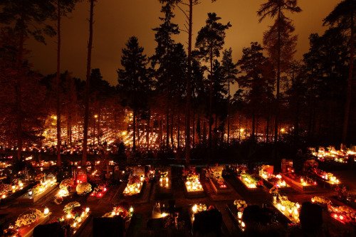 memorial_lights's tweet photo. Hier een aantal impressie foto,s van hoe mooi een verlicht kerkhof er uit kan zien tijdens de allerzielen-viering. https://t.co/dKBAtDVYf2