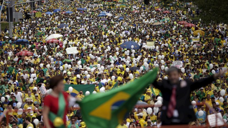 CarlaChamorros's tweet photo. ALL of #Brazil want their Prez @dilmabr + @LulapeloBrasil in jail:
https://t.co/ymHNy5hBx4
#DeathToTheLeft https://t.co/L5Hbql2E7A