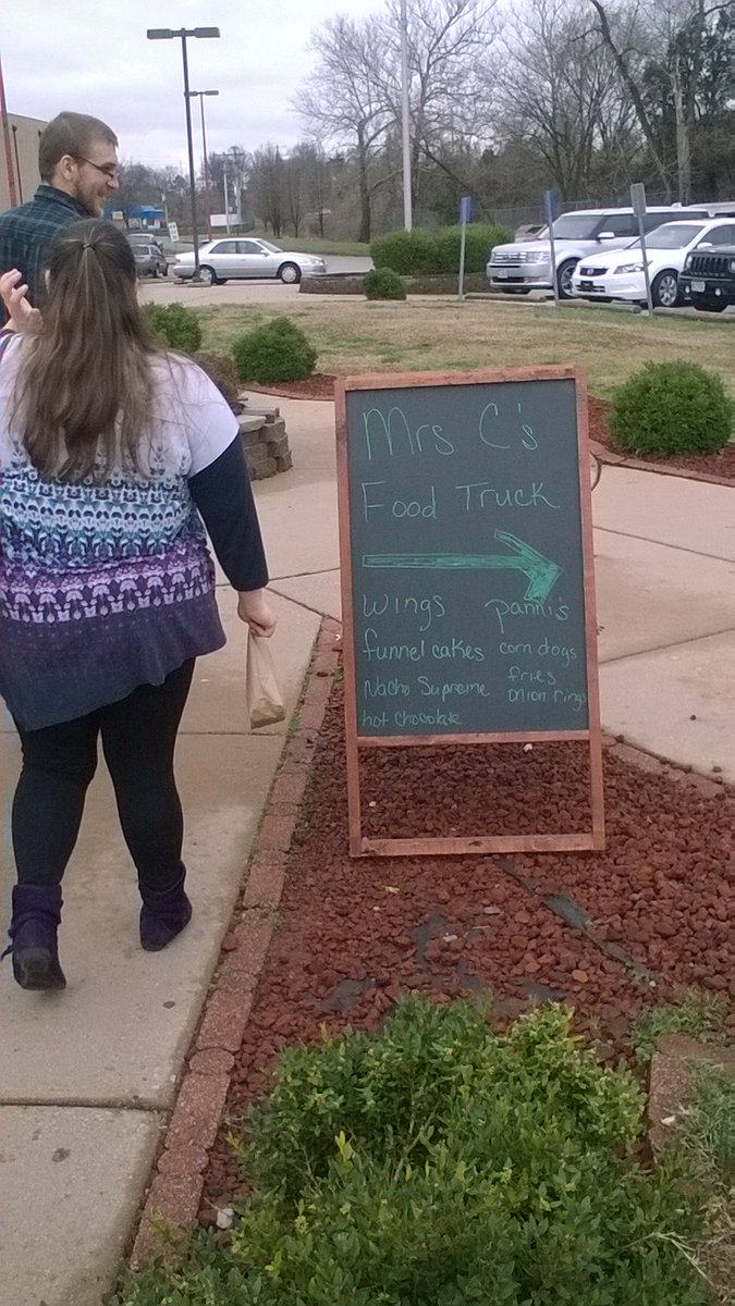 FHSCraftShows's tweet photo. #fhslettermans #craftfair Fox High School today till 3. treats, food truck, art,direct sales, crafts, photo booth + https://t.co/vYaNcWbzcv