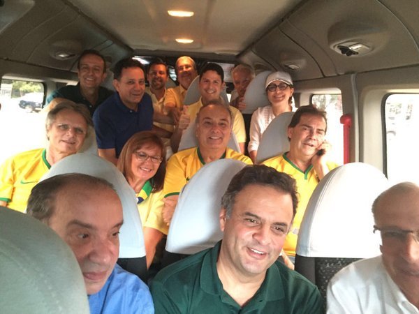 humansprotesto's tweet photo. EXCURSÃO DO PSDB P/PASSEATA
- AECIO ROUBOU PÃO NA CASA DO JOÃO
- QM EU?
- TU SIM
- EU NAO
- ENTAO QM FOI?
- FOI O PT https://t.co/IC2Gdu8XUf