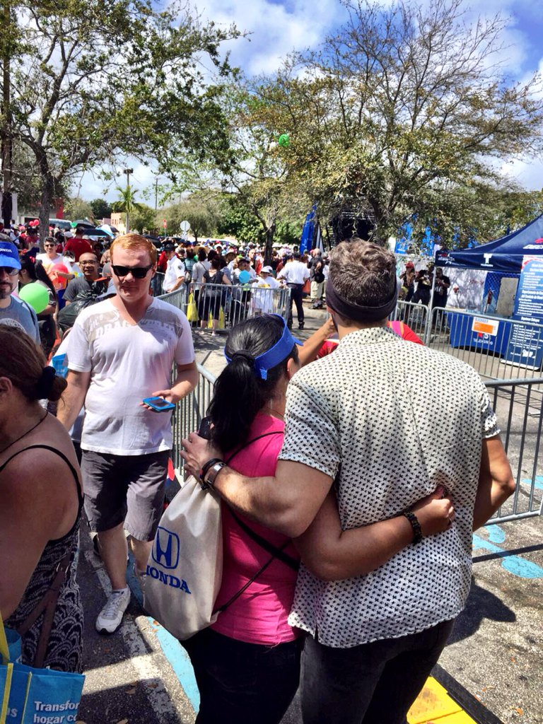 labullapr's tweet photo. Asi va la fila para firma y foti con @gabrielcoronel en #Calle8 tarima de @telemundo https://t.co/3utrWjIOfL