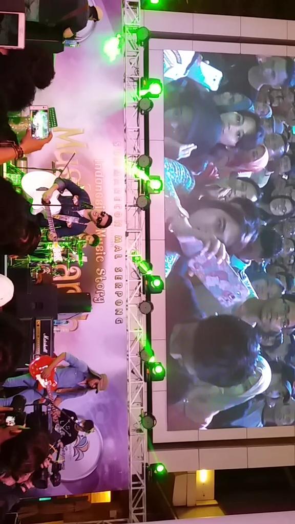 Fazriiean's tweet photo. yang ku tau pasti ku benci tuk mencintaimu !!! assyyiikkk... @Naifband @SMS_Serpong https://t.co/YM4SLK2i13