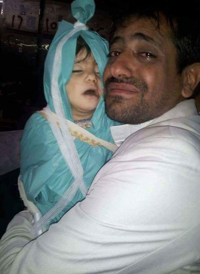 M_Yemen_2731's tweet photo. صاروخ غادر ينهي حياة طفلة ف عمرالزهور
ويزرع الحزن بقلب أبيها ويحظنهابكل حب وحنان
#USAManagesTerrorismAndSiegeOnYemen https://t.co/4LRjhidwN6