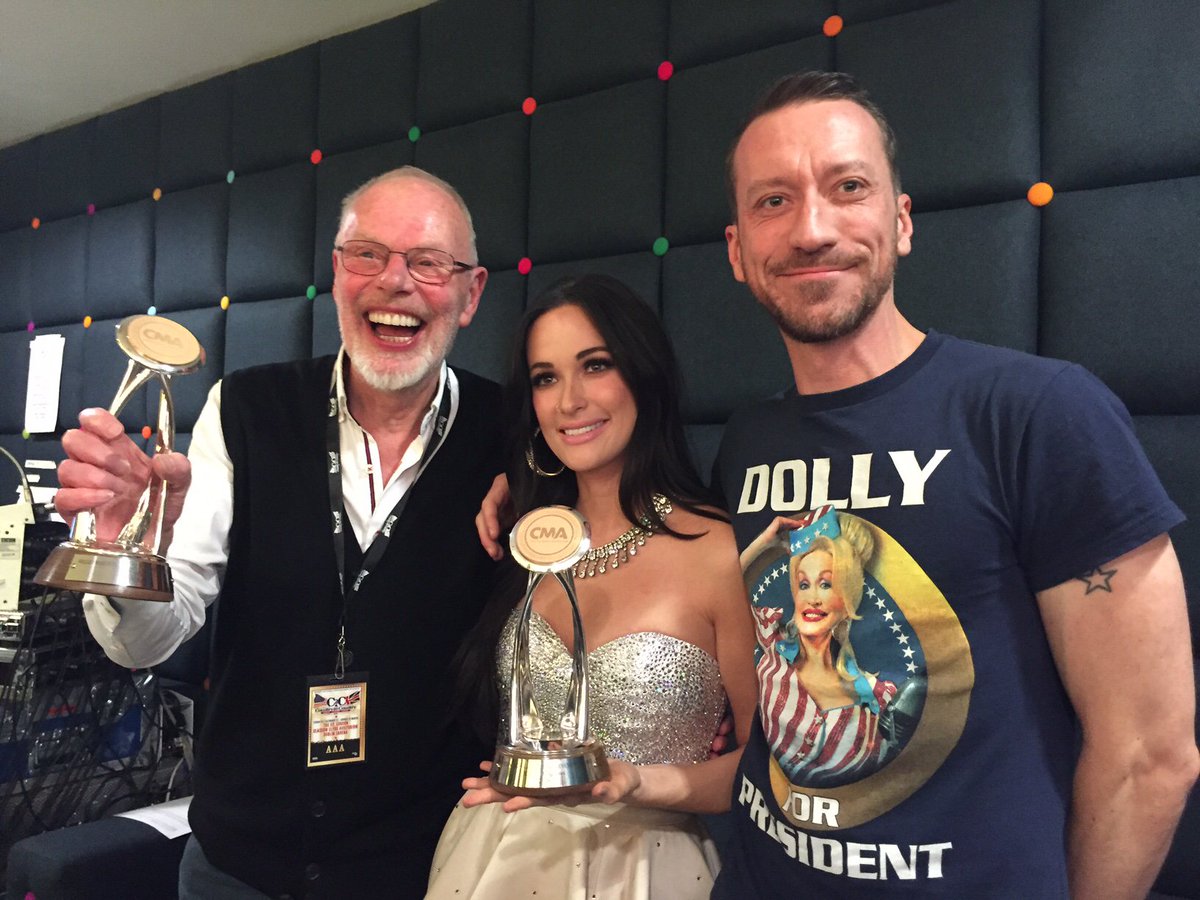 The moment when <a href="/KaceyMusgraves/">K A C E Y</a> &amp; <a href="/WhisperingBob/">Bob Harris 💙</a> presented each other with <a href="/CountryMusic/">CMA Country Music</a> Awards! #C2C2016