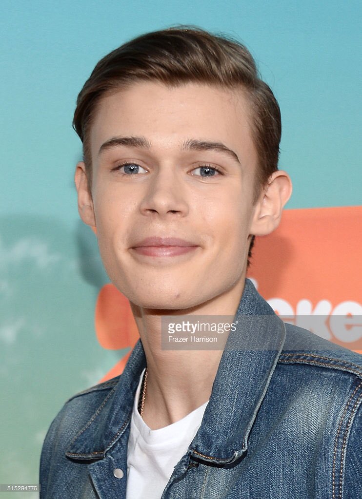 benlasniercrew's tweet photo. (HQ) @BenjaminLasnier at the Orange Carpet at the KCA's today (March 12). #benzilersunite #benjaminlasnier https://t.co/g2AJah18Xv