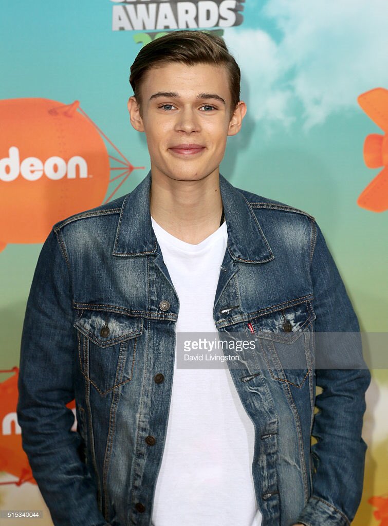 benlasniercrew's tweet photo. (HQ) @BenjaminLasnier at the Orange Carpet at the KCA's today (March 12). #benzilersunite #benjaminlasnier https://t.co/g2AJah18Xv
