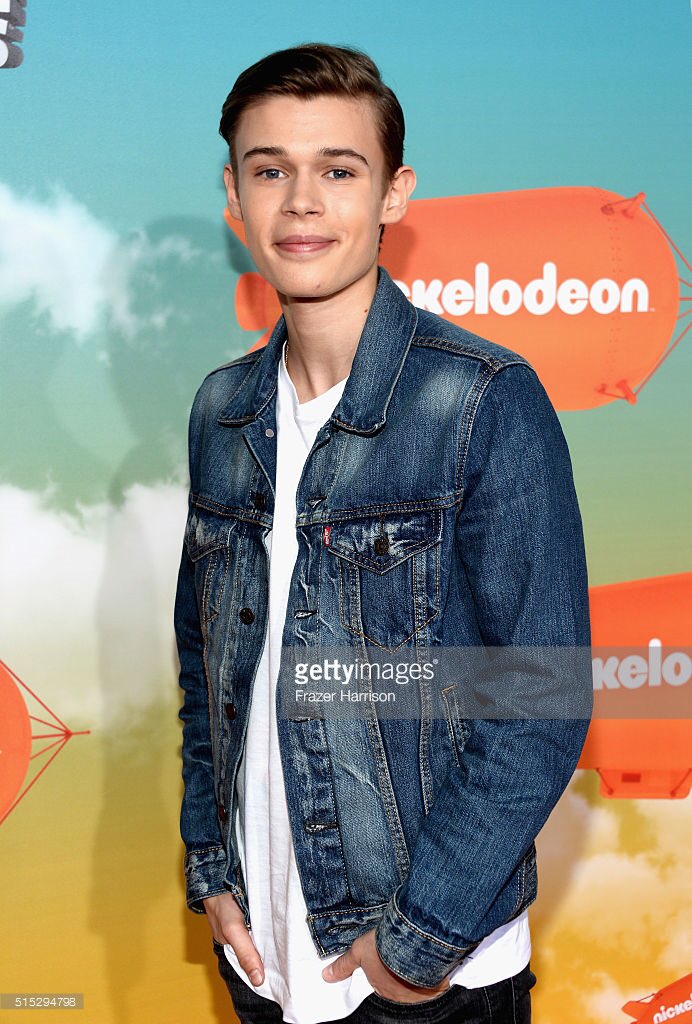 benlasniercrew's tweet photo. (HQ) @BenjaminLasnier at the Orange Carpet at the KCA's today (March 12). #benzilersunite #benjaminlasnier https://t.co/g2AJah18Xv