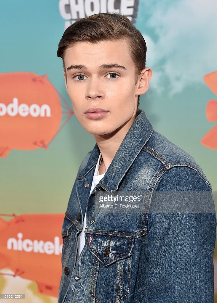 benlasniercrew's tweet photo. (HQ) @BenjaminLasnier at the Orange Carpet at the KCA's today (March 12). #benzilersunite #benjaminlasnier https://t.co/StCyjHbIuH