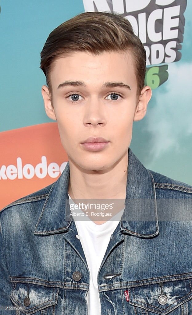 benlasniercrew's tweet photo. (HQ) @BenjaminLasnier at the Orange Carpet at the KCA's today (March 12). #benzilersunite #benjaminlasnier https://t.co/StCyjHbIuH