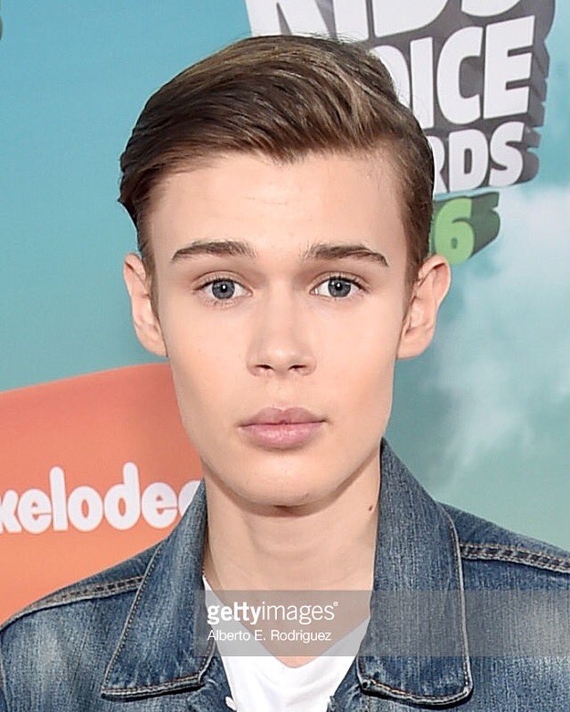 benlasniercrew's tweet photo. (HQ) @BenjaminLasnier at the Orange Carpet at the KCA's today (March 12). #benzilersunite #benjaminlasnier https://t.co/StCyjHbIuH