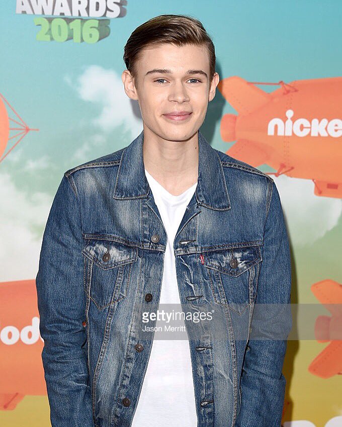 benlasniercrew's tweet photo. (HQ) @BenjaminLasnier at the Orange Carpet at the KCA's today (March 12). #benzilersunite #benjaminlasnier https://t.co/vSrLd2Llus