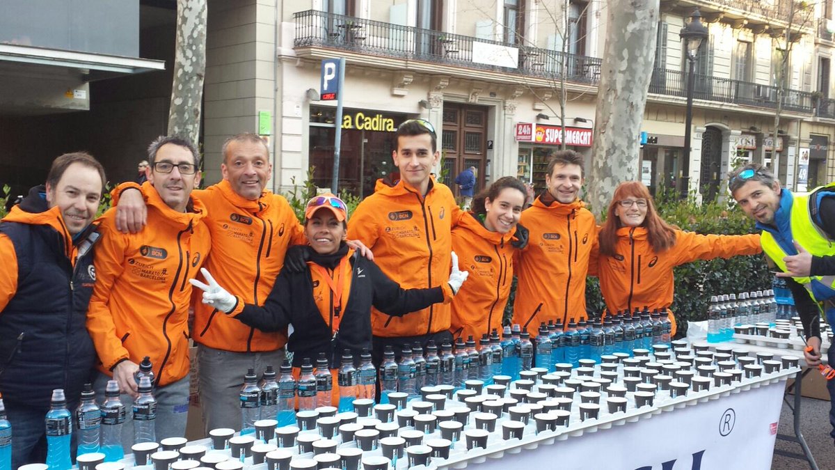 maratobarcelona's tweet photo. Ja els hi podeu fer Like, la ola o el q faci falta. Sin los voluntarios nada d esto sería posible #ZurichMaratoBCN16 https://t.co/UOrhw1GI5B