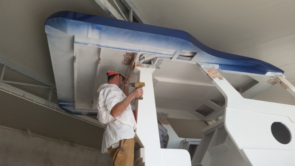 GommoniCabinati's tweet photo. #MIURA 40: artigiani del #madeinitaly al lavoro in #cantiere sul #gommone #cabinato top di gamma https://t.co/Hpq1JAp9lp