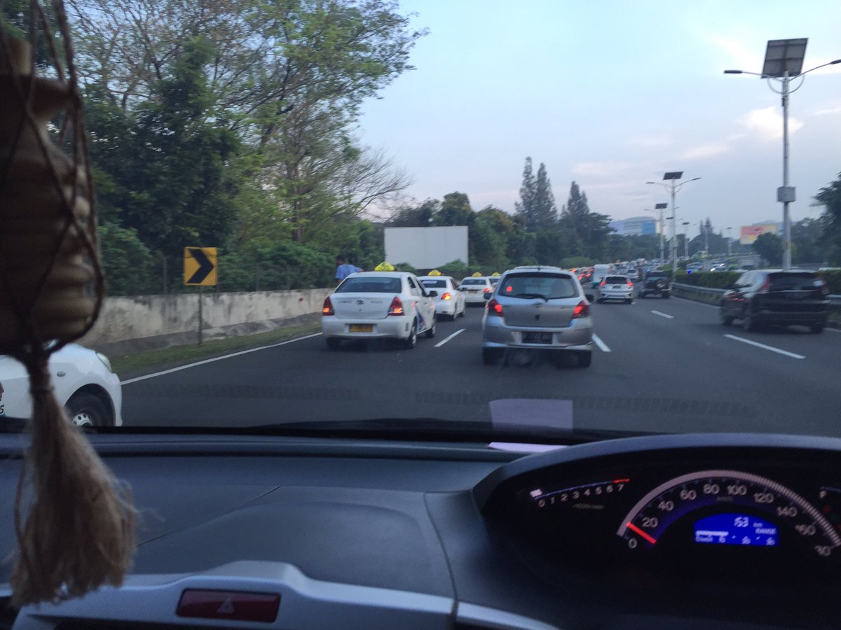 indridu's tweet photo. Ditertibkan dong pak @TMConnects ,bikin macet krn ambil 2 jalur di tol dalkot dan pada beriringan ga mau dipotong https://t.co/HEl4DRaMum