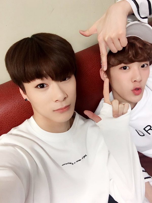 6ASEUTRO's tweet photo. 여기서 문제!!!어느쪽이 산하손이고 어느쪽이 빈이손일까요??알~아~맞춰보세요 #아스트로 #숨바꼭질 #누구손일까요? https://t.co/MYAOwRwROO