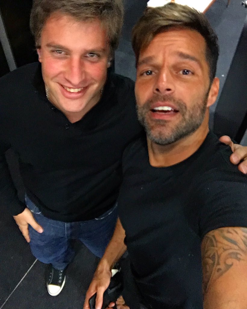 Minutos antes de que entre al escenario. Gran Show! <a href="/ricky_martin/">Ricky Martin</a> gracias por la invitación!! #RickyMartin #Velez
