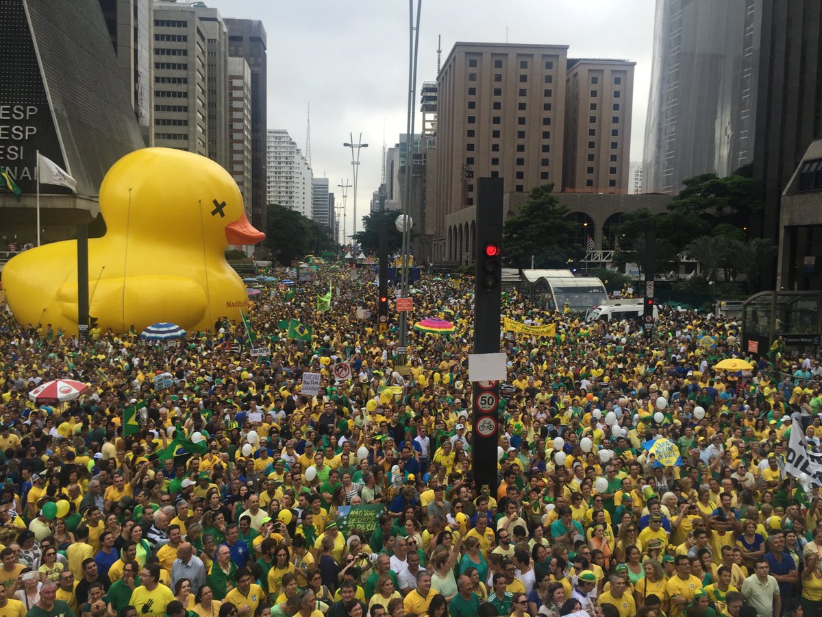 VillaMarcovilla's tweet photo. Deu agora na Jovem Pan, segundo os manifestantes, neste momento na Av. Paulista: 2 milhões e meio de pessoas!!!!! https://t.co/HYOxFPWqj0