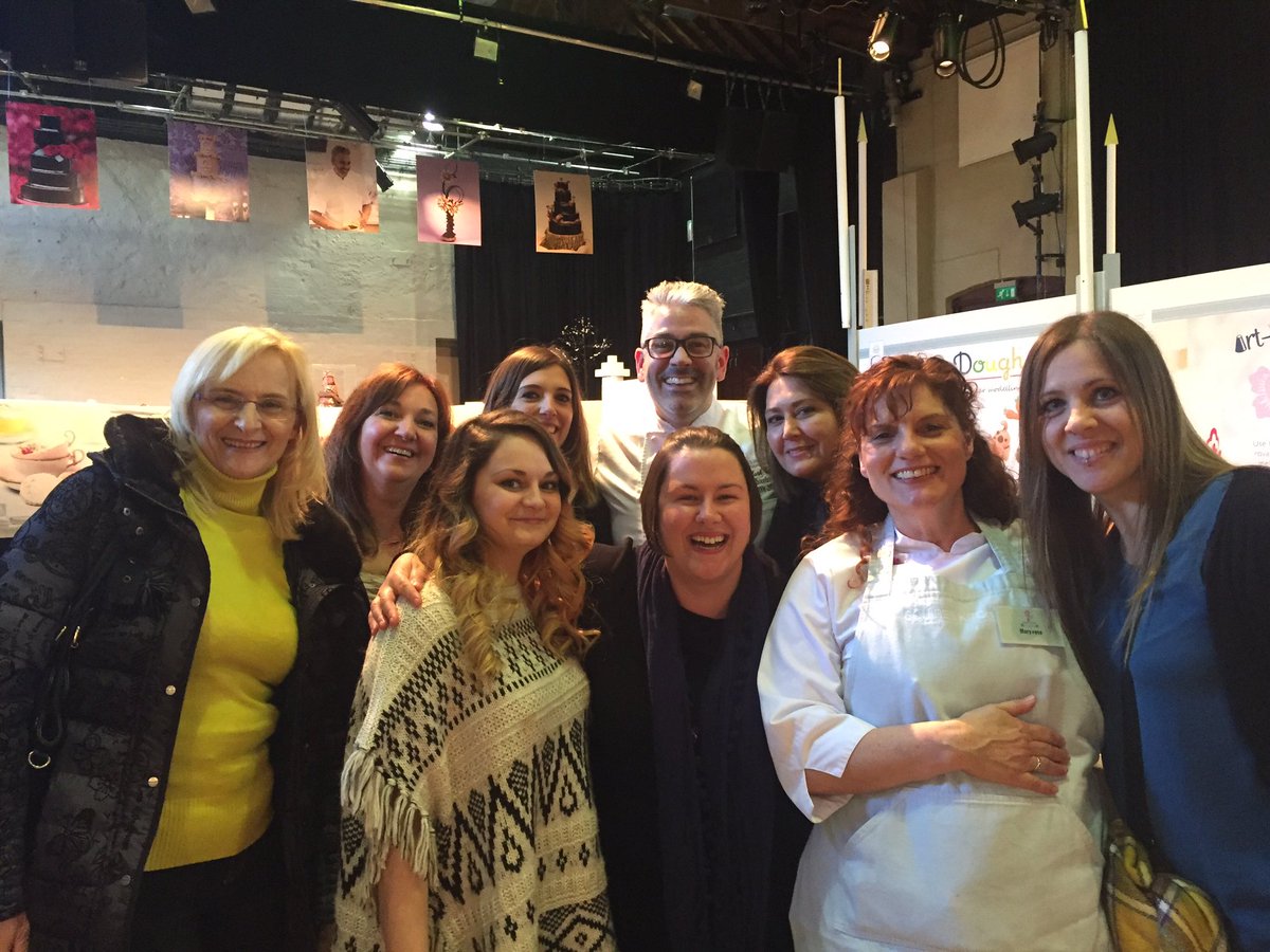 hvasspastrychef's tweet photo. Nice photo with the #Barcelona contingent! @MWTChocolate @SamanthaRain21 @mossegades @PatSchmidtCakes @sisialonso https://t.co/AAQtqAwG7p