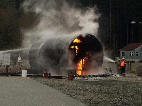 DRDC_RDDC's tweet photo. #Premiersrépondants lutte contre un incendie de wagon-citerne mettant en cause du pétrole brut #ExVulcan https://t.co/qQR8bdar0g