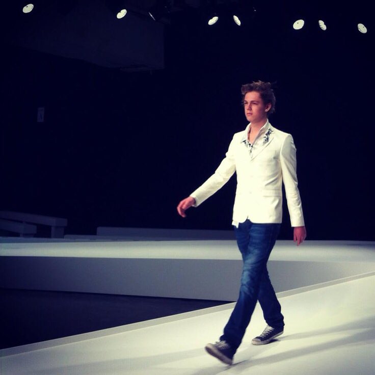Caspar_Lee tweet picture