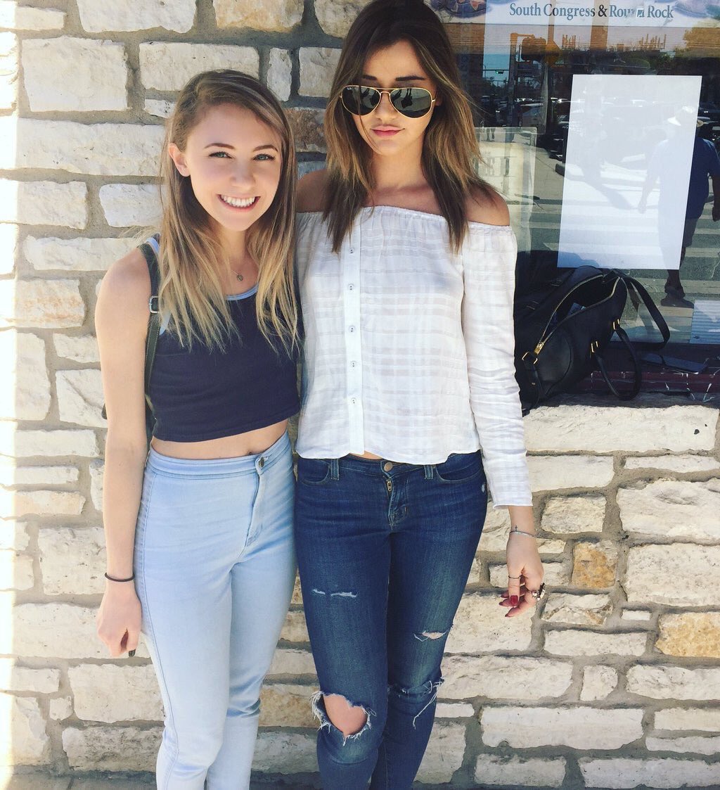 EleanorDiamonds's tweet image. Eleanor with more fans today! 💗