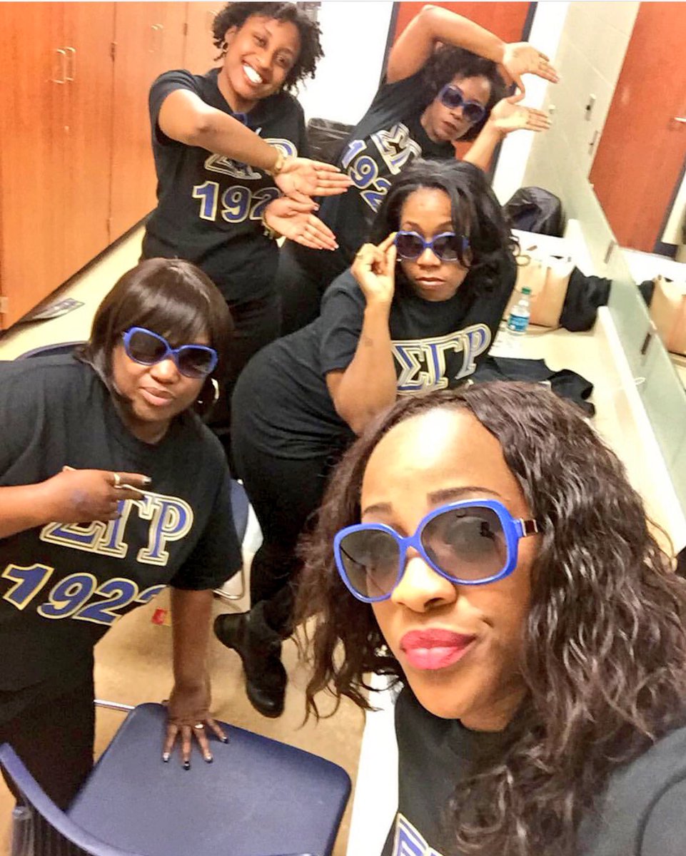 SGRHO_ZetaAlpha's tweet image. Grad chapter did there thang at the step show! 💙💛😁 #sgrho #I TS #gradchapter #prettypoodle