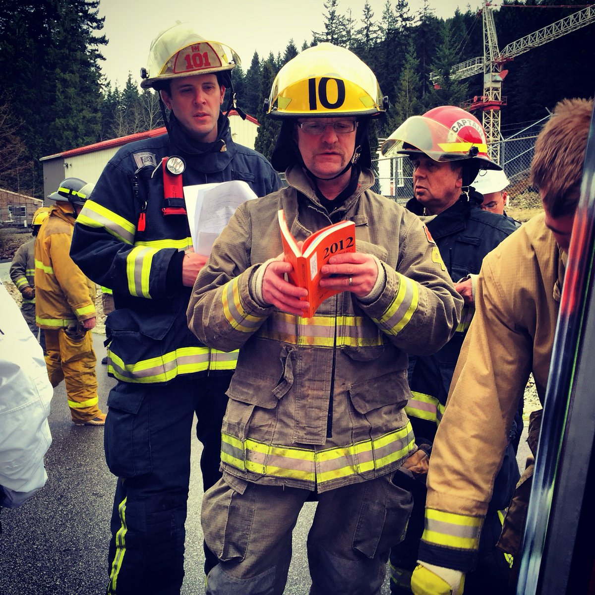 CdnFireChiefs's tweet photo. Incident Command, ERG &amp; site assessment #train #derailment scene #ExVulcan @Transport_gc @DRDC_RDDC @JIBCnews https://t.co/A9P5XZ5mVE