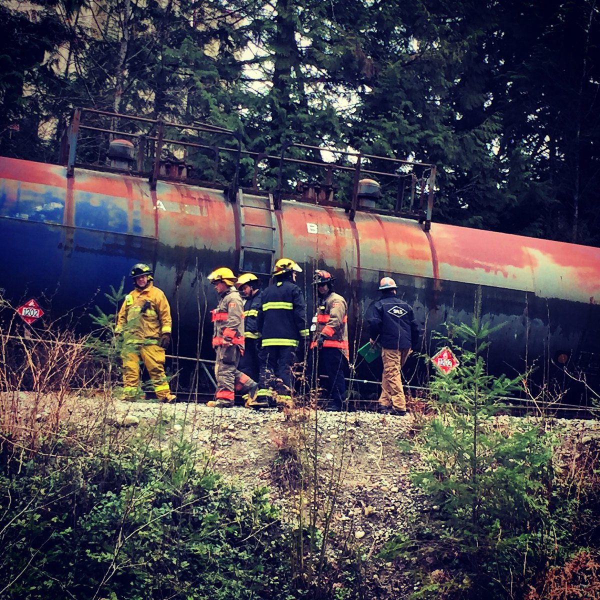 CdnFireChiefs's tweet photo. Incident Command, ERG &amp; site assessment #train #derailment scene #ExVulcan @Transport_gc @DRDC_RDDC @JIBCnews https://t.co/A9P5XZ5mVE