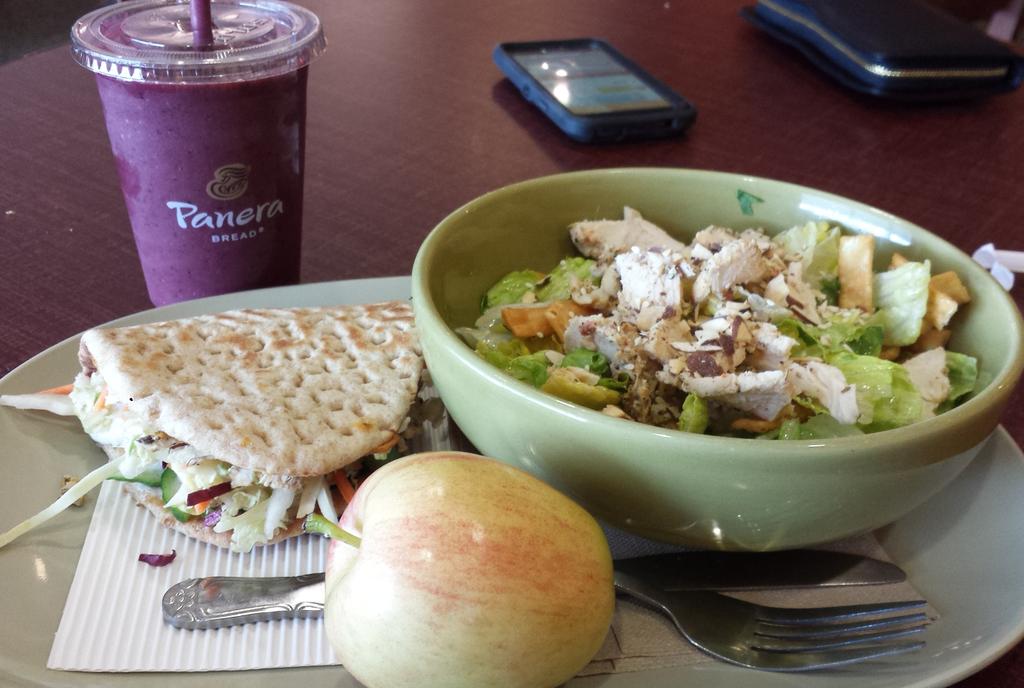 bassheadmeow's tweet photo. Got my favorite food today ����🍴 #asianchickensalad #mediterraneanflatbread #blueberrypomegranatepowersmoothie https://t.co/BoV5Ixb5bz