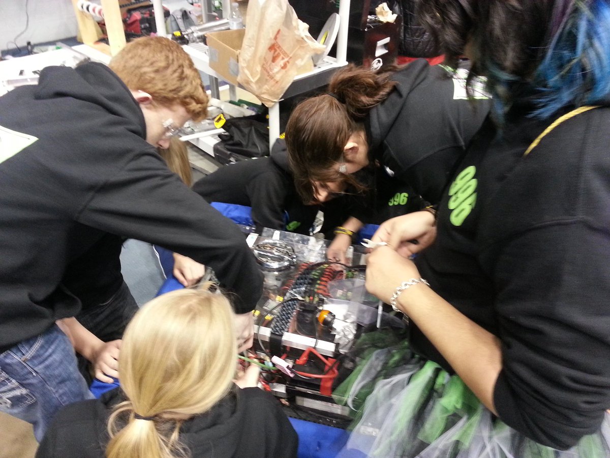 CGSciQueen's tweet image. &quot;@jhmorris: Teamwork - it&apos;s how the Mecha Knights get things done. #MechaKnights996 #cvhsengineering https://t.co/bvgTQZTYRd&quot;