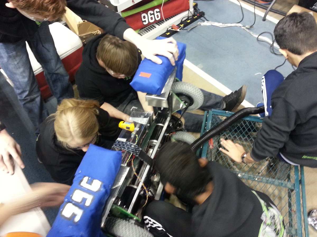 CGSciQueen's tweet image. &quot;@jhmorris: Teamwork - it&apos;s how the Mecha Knights get things done. #MechaKnights996 #cvhsengineering https://t.co/bvgTQZTYRd&quot;