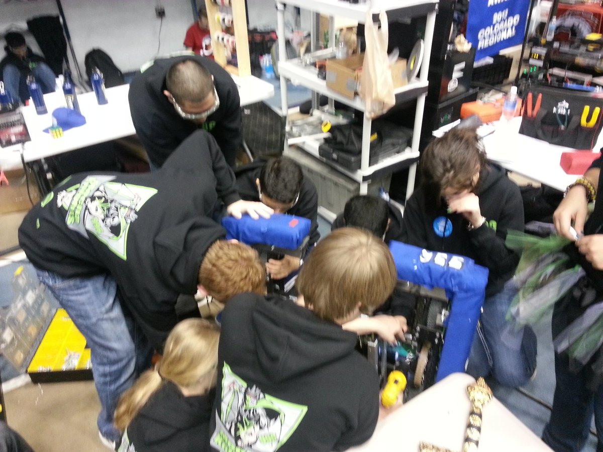 CGSciQueen's tweet image. &quot;@jhmorris: Teamwork - it&apos;s how the Mecha Knights get things done. #MechaKnights996 #cvhsengineering https://t.co/bvgTQZTYRd&quot;