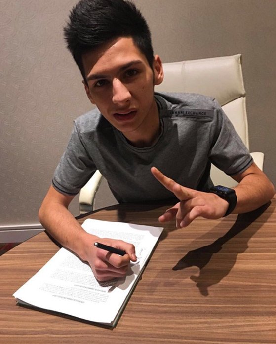 .<a href="/crecergermanOf/">Crecer German</a> Firma Contrato Con Universal Music Latin Entertainment. Lee mas aqui: bit.ly/1SLaRur