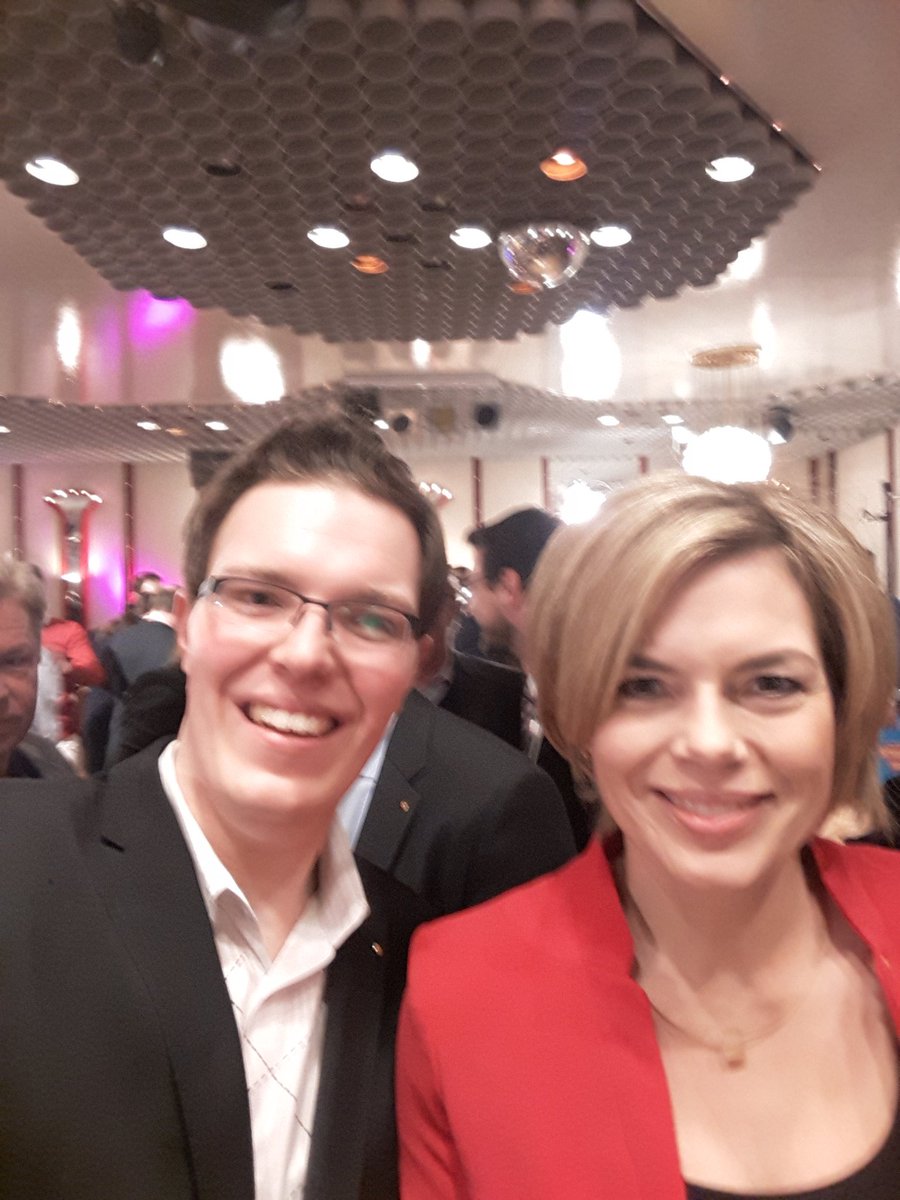 b_chwalak's tweet photo. Schönes Foto mit @JuliaKloeckner
Kopf hoch das Leben geht weiter. #JulJA #ltw16 https://t.co/Z9ZAOfRBFh