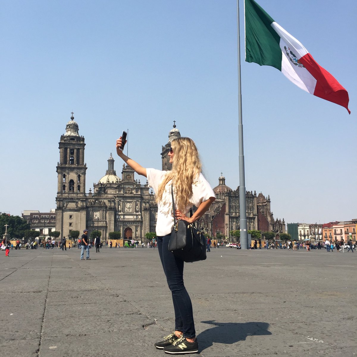 crisobregon's tweet photo. Gracias @huaweidevicemx por mi nuevo celular #huaweimate8 estoy feliz toma las mejores #selfies ! #CDMx https://t.co/VmB9GbqOxF